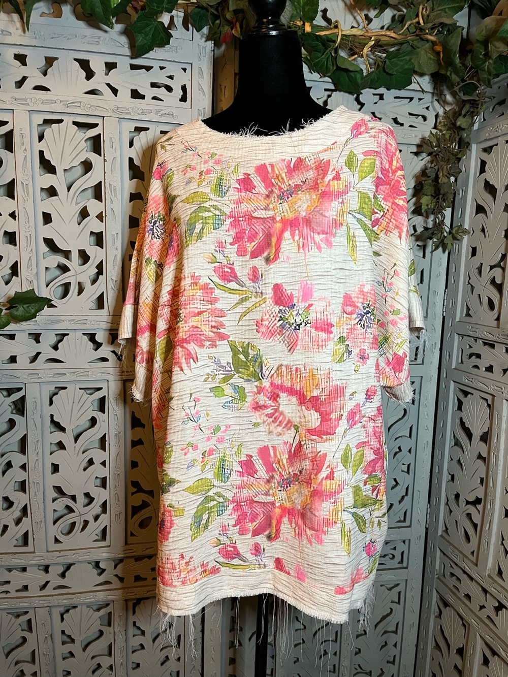 FANTASTIC LARGE PRINT PINK & GREEN FLORAL WATERCOLOR RAW EDGES SHORT SLEEVE TOP
